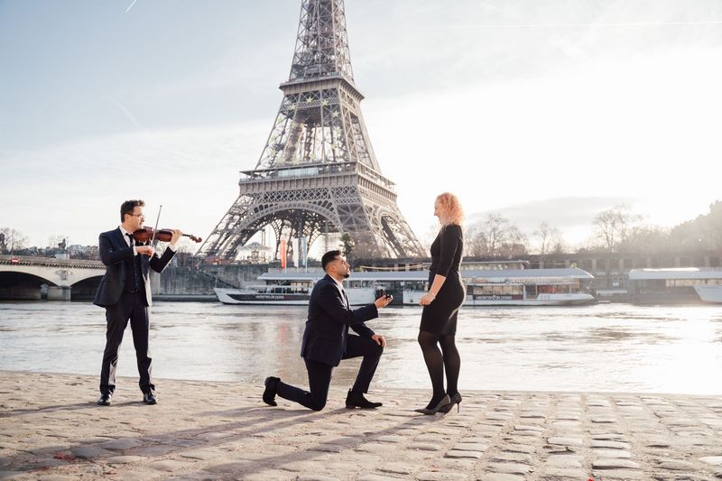 Le violoniste David Amsellem lors d'une demande en mariage face à la Tour Eiffel