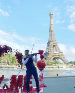 Demande en mariage à côté de la Tour Eiffel avec violoniste