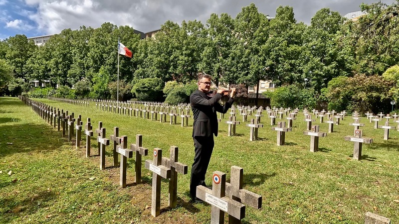 Violoniste pour obsèques au milieu de tombes